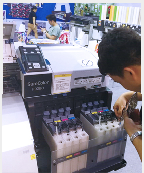 工程師為客戶(hù)調(diào)試